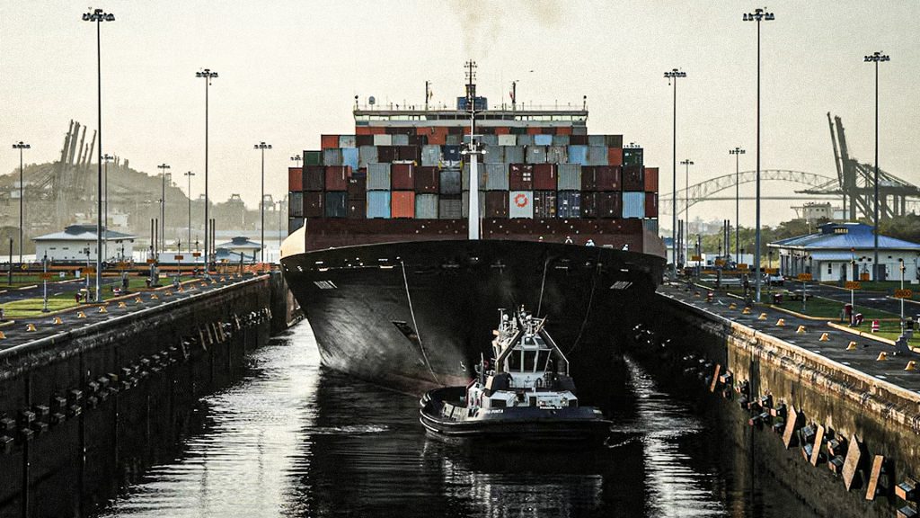 Buque portacontenedores atraviesa las esclusas del Canal de Panamá
