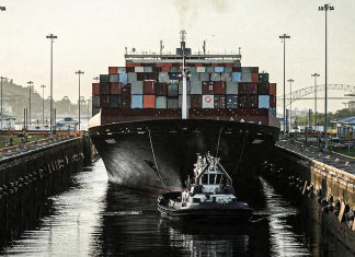 El Canal de Panamá limita el paso de buques por impacto de El Niño Buque portacontenedores atraviesa las esclusas del Canal de Panamá