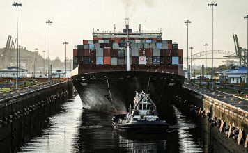 El Canal de Panamá limita el paso de buques por impacto de El Niño Buque portacontenedores atraviesa las esclusas del Canal de Panamá
