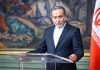 Araqchi “besaría la mano” de quien ejecute a Trump Funcionario iraní durante una comparecencia oficial junto a la bandera de Irán.