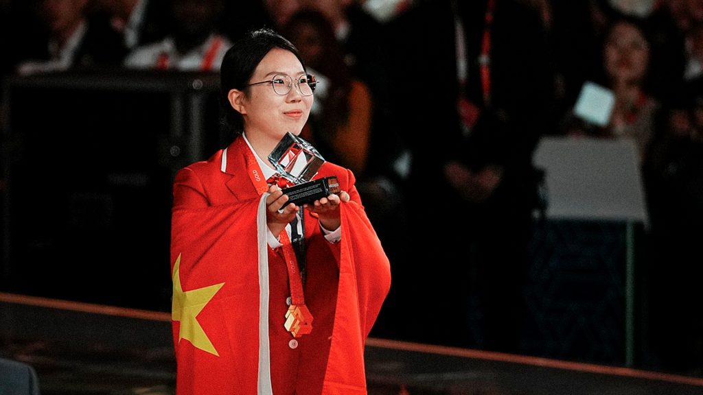 He Xiaoman recibe el Premio Albert Vidal, máximo galardón de WorldSkills, tras imponerse en la disciplina de Tecnología de Vehículos Ferroviarios durante la competición celebrada en Shanghái.