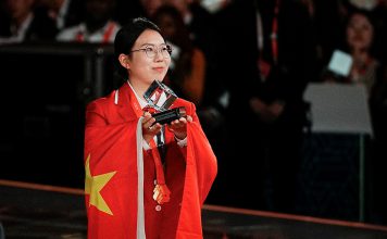 China lidera la WorldSkills con el primer puesto en el medallero de oro He Xiaoman recibe el Premio Albert Vidal, máximo galardón de WorldSkills, tras imponerse en la disciplina de Tecnología de Vehículos Ferroviarios durante la competición celebrada en Shanghái.