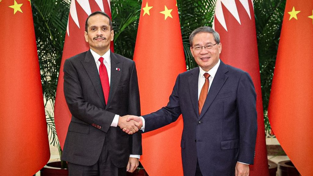Li Qiang y Mohammed bin Abdulrahman Al Thani estrechan manos durante una reunión entre China y Qatar en Beijing.