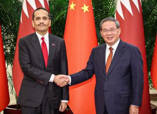 China y Qatar acuerdan ampliar cooperación y coordinación sobre Oriente Medio Li Qiang y Mohammed bin Abdulrahman Al Thani estrechan manos durante una reunión entre China y Qatar en Beijing.