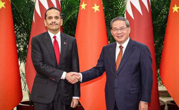 China y Qatar acuerdan ampliar cooperación y coordinación sobre Oriente Medio Li Qiang y Mohammed bin Abdulrahman Al Thani estrechan manos durante una reunión entre China y Qatar en Beijing.