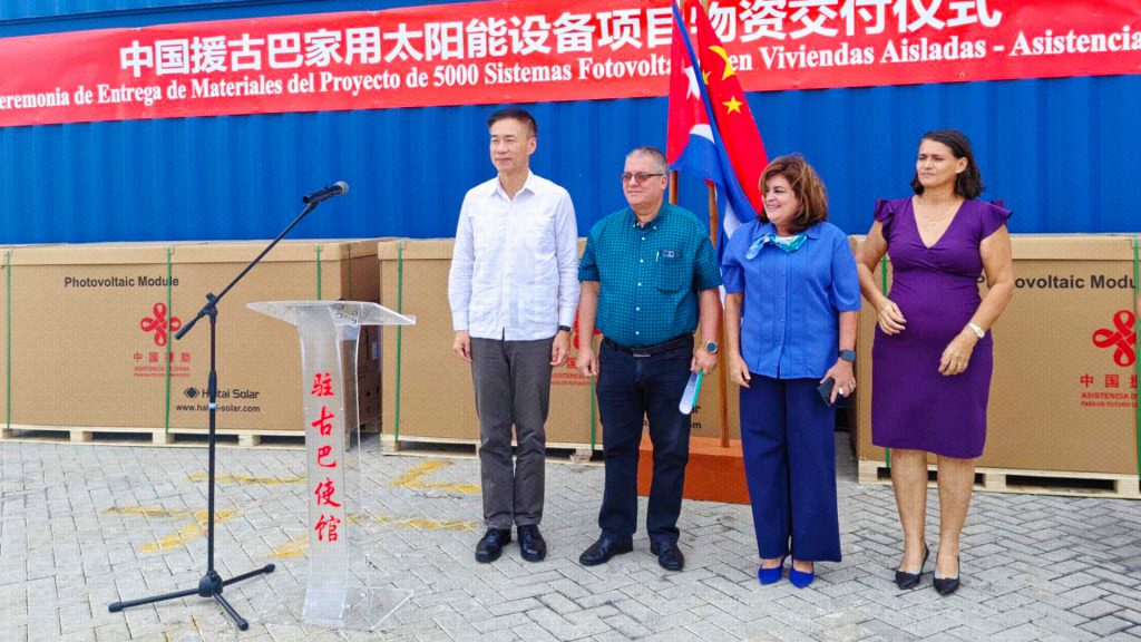 El embajador chino Hua Xin durante la entrega 5.000 sistemas fotovoltaicos destinados a viviendas aisladas en Cuba, en noviembre de 2025