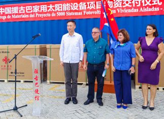 China envía 5000 sistemas solares a Cuba para reforzar el suministro eléctrico El embajador chino Hua Xin durante la entrega 5.000 sistemas fotovoltaicos destinados a viviendas aisladas en Cuba, en noviembre de 2025