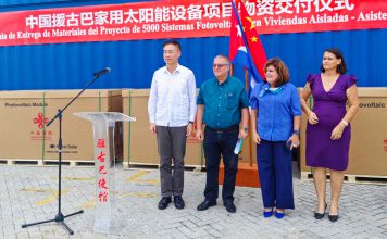 China envía 5000 sistemas solares a Cuba para reforzar el suministro eléctrico El embajador chino Hua Xin durante la entrega 5.000 sistemas fotovoltaicos destinados a viviendas aisladas en Cuba, en noviembre de 2025