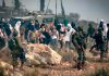 Doce países endurecen presión sobre Israel y su ocupación en Cisjordania Colonos israelíes y soldados armados junto a palestinos en Cisjordania ocupada.