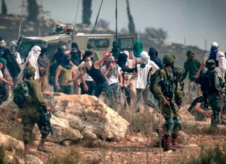 Doce países endurecen presión sobre Israel y su ocupación en Cisjordania Colonos israelíes y soldados armados junto a palestinos en Cisjordania ocupada.