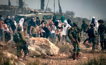 Doce países endurecen presión sobre Israel y su ocupación en Cisjordania Colonos israelíes y soldados armados junto a palestinos en Cisjordania ocupada.