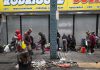 Investigan a la DEA por dejar pasar fentanilo a Estados Unidos Personas permanecen en una calle de Kensington, Filadelfia, frente a comercios cerrados.