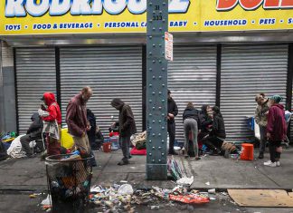 Investigan a la DEA por dejar pasar fentanilo a Estados Unidos Personas permanecen en una calle de Kensington, Filadelfia, frente a comercios cerrados.