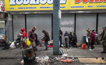 Investigan a la DEA por dejar pasar fentanilo a Estados Unidos Personas permanecen en una calle de Kensington, Filadelfia, frente a comercios cerrados.