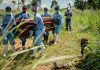 Ébola supera las 3.000 muertes en RD del Congo Personal de la Cruz Roja traslada un féretro durante el brote de ébola en la RDC.