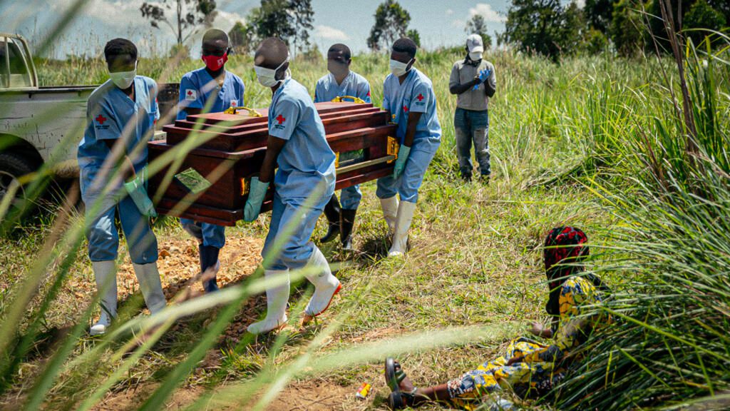 Personal de la Cruz Roja traslada un féretro durante el brote de ébola en la RDC.