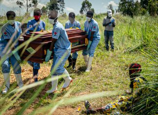 Ébola supera las 3.000 muertes en RD del Congo Personal de la Cruz Roja traslada un féretro durante el brote de ébola en la RDC.
