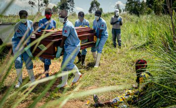 Ébola supera las 3.000 muertes en RD del Congo Personal de la Cruz Roja traslada un féretro durante el brote de ébola en la RDC.