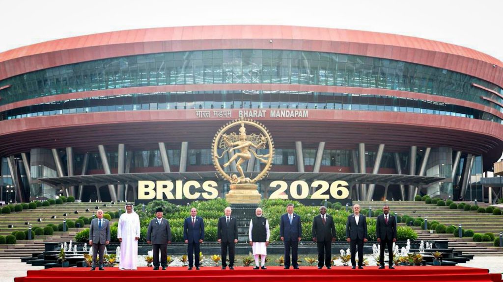 Líderes de los BRICS posan frente al edificio Bharat Mandapam en Nueva Delhi.