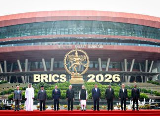 BRICS condenan endurecimiento del bloqueo contra Cuba y exigen el fin de las sanciones Líderes de los BRICS posan frente al edificio Bharat Mandapam en Nueva Delhi.