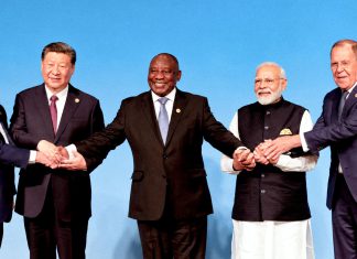 ¿Qué son los BRICS? Fotografía de familia de representantes de los BRICS durante una cumbre en Johannesburgo.
