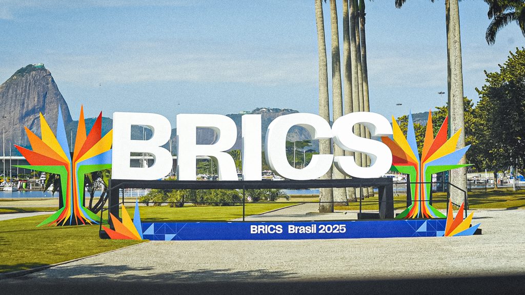 Logo de los BRICS instalado durante la cumbre de Brasil de 2025.
