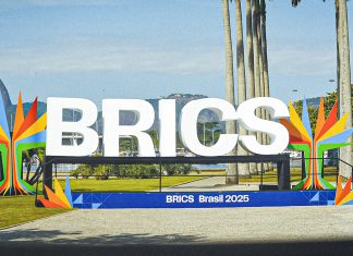BRICS reunirá a líderes y socios en cumbre de Nueva Delhi Logo de los BRICS instalado durante la cumbre de Brasil de 2025.