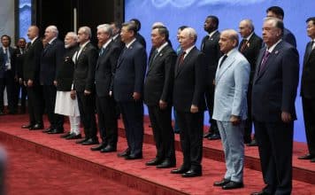 OCS condena ataques contra Irán y rechaza sanciones unilaterales Líderes de la OCS posan durante la fotografía oficial de la cumbre en Biskek.