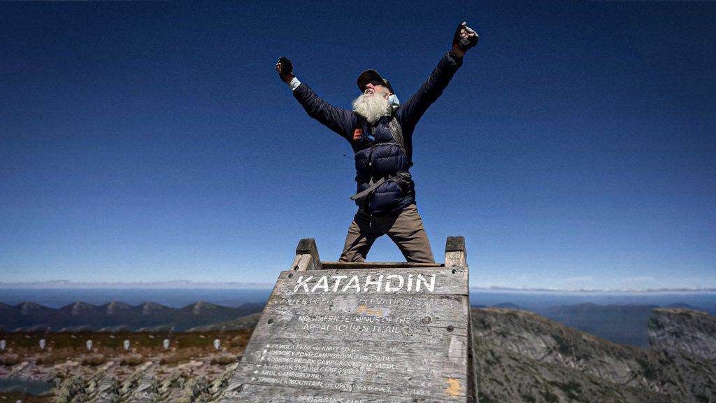 Dale Sanders celebra tras completar el Sendero de los Apalaches a los 91 años.
