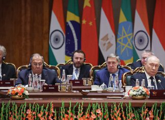 El poder global se desplaza hacia nuevos ejes de crecimiento, sostiene Vladímir Putin Delegación rusa durante una sesión de la Cumbre de los BRICS en India.