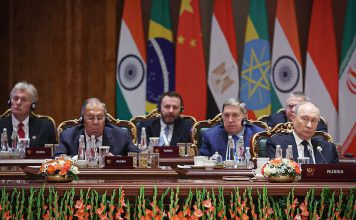El poder global se desplaza hacia nuevos ejes de crecimiento, sostiene Vladímir Putin Delegación rusa durante una sesión de la Cumbre de los BRICS en India.