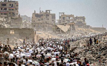 ¿Se acerca la hora cero para Gaza? Palestinos desplazados caminan entre edificios destruidos en Gaza.