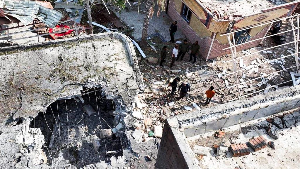 Destrucción tras ataque estadounidense en Sirik, Irán