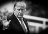 Donald Trump convierte la carrera por la IA en otro frente de disputa con China Donald Trump levanta una mano durante una actividad oficial.