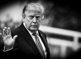 Donald Trump convierte la carrera por la IA en otro frente de disputa con China Donald Trump levanta una mano durante una actividad oficial.