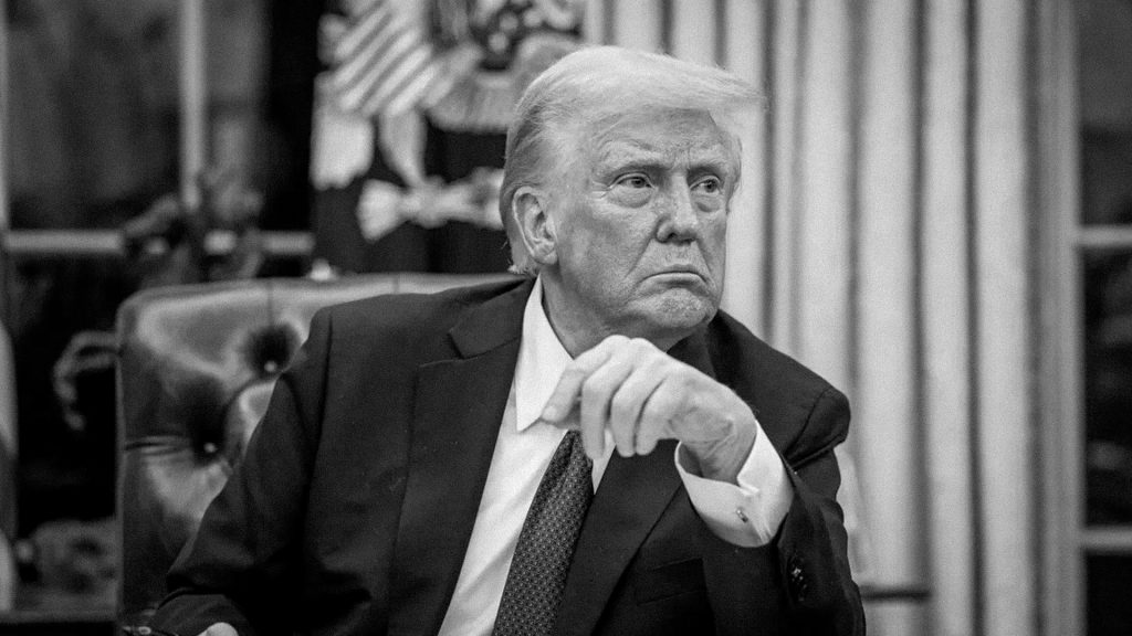 Donald Trump sentado en el Despacho Oval de la Casa Blanca.