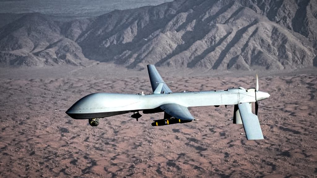 Dron Karayel armado sobrevolando una zona montañosa.