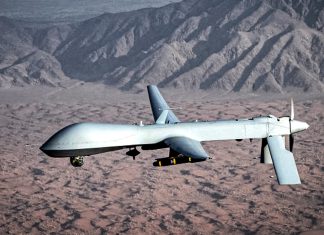 Defensa aérea de Yemen intercepta dron saudí en Hajjah Dron Karayel armado sobrevolando una zona montañosa.