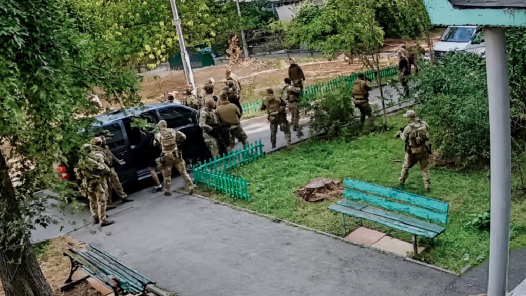 Militares armados se despliegan en una calle de Kiev durante un enfrentamiento entre el SBU y el GUR.
