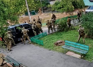Tiroteo entre fuerzas de seguridad de Ucrania revela fracturas internas en Kiev Militares armados se despliegan en una calle de Kiev durante un enfrentamiento entre el SBU y el GUR.