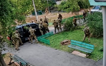 Tiroteo entre fuerzas de seguridad de Ucrania revela fracturas internas en Kiev Militares armados se despliegan en una calle de Kiev durante un enfrentamiento entre el SBU y el GUR.