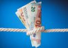 La Unión Europea enfrenta una dura batalla presupuestaria Billetes de euros atados a una soga, en una imagen de referencia