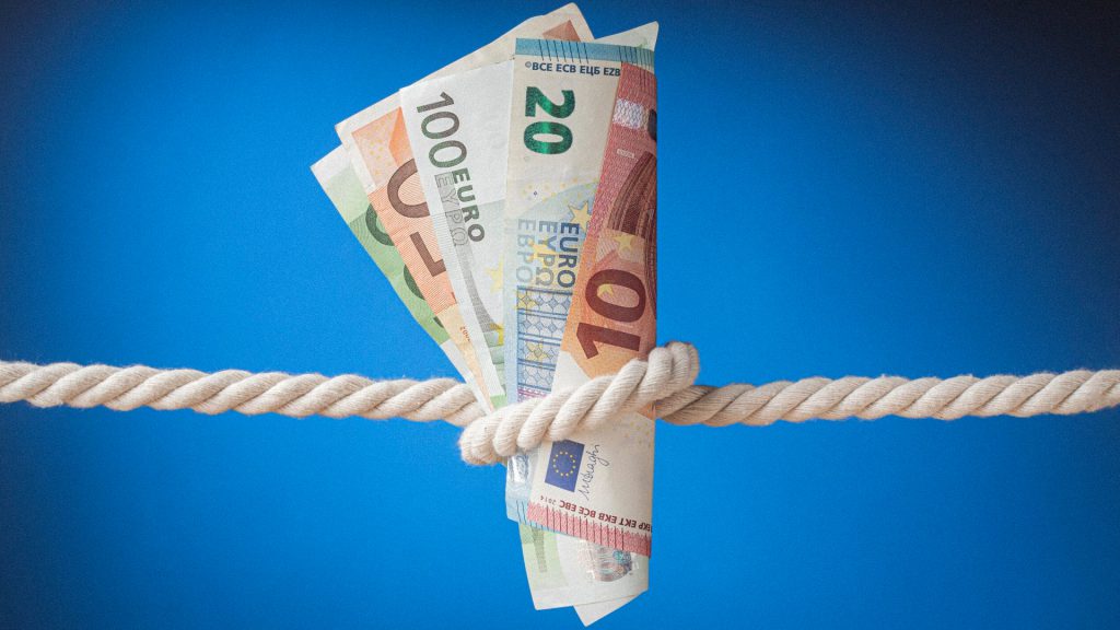 Billetes de euros atados a una soga, en una imagen de referencia