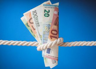 La Unión Europea enfrenta una dura batalla presupuestaria Billetes de euros atados a una soga, en una imagen de referencia