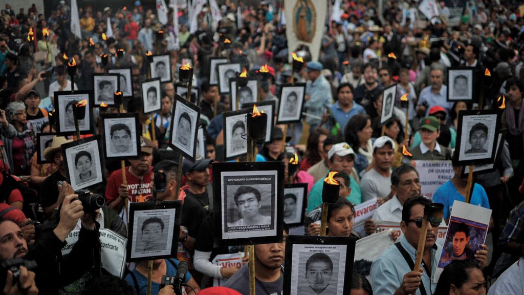 Familiares de normalistas desaparecidos realizan marcha nacional