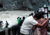 Nepal: rescates mantienen la esperanza mientras familias buscan por su cuenta Familias esperan noticias de desaparecidos tras las inundaciones en Nepal.
