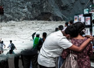 Nepal: rescates mantienen la esperanza mientras familias buscan por su cuenta Familias esperan noticias de desaparecidos tras las inundaciones en Nepal.
