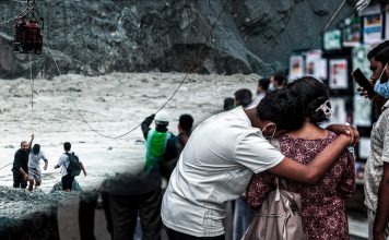 Nepal: rescates mantienen la esperanza mientras familias buscan por su cuenta Familias esperan noticias de desaparecidos tras las inundaciones en Nepal.