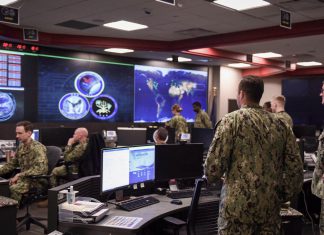 Filtración en el Pentágono expone datos de 3 millones de personas Marineros montan guardia en el cuartel general del Comando Cibernético de la Flota de EE. UU.