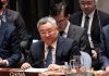 China exige frenar ofensiva en Gaza y garantizar ayuda humanitaria El representante permanente chino ante la ONU, Fu Cong, sentado en una mesa junto a otras delegaciones en la ONU.